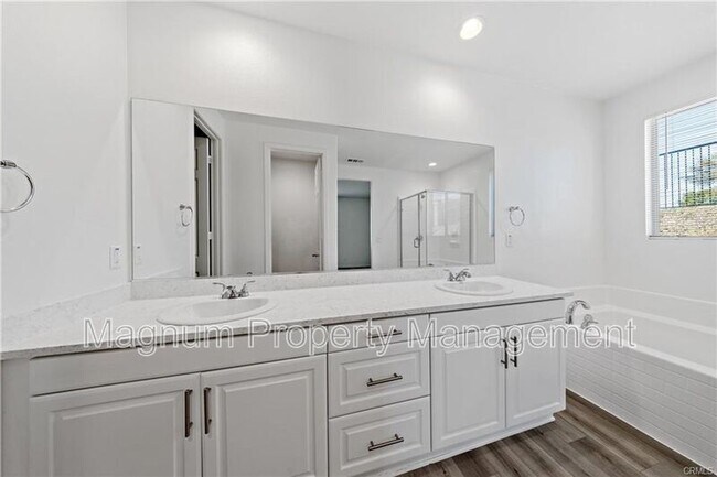 Building Photo - 2112 Saratoga Dr