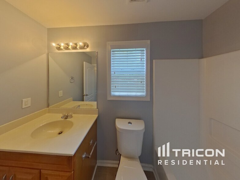 Building Photo - 247 Lantana Dr