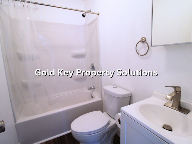 Building Photo - 2 Bed 1 Bath Home For Rent W/ Covered Fron...