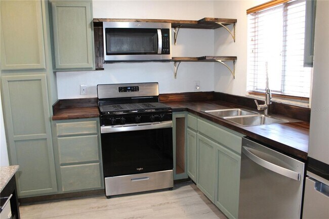 Building Photo - 1100 Martinique Dr