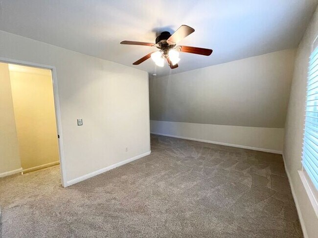 Building Photo - Sweet Remodeled 2 bedroom 1.5 Bath Stand-A...