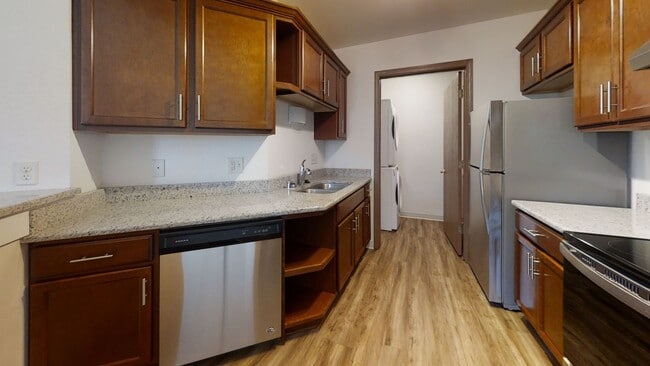 Building Photo - RENT SPECIAL - 1 Bedroom 1 Bathroom Upper Condo Style Apartment Available