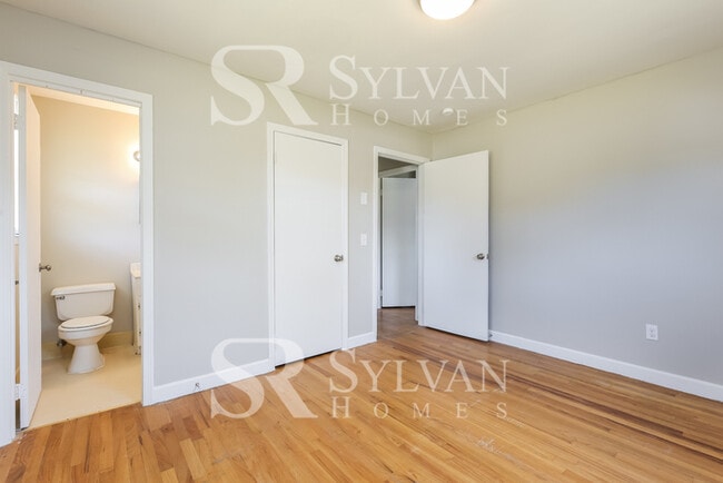 Building Photo - 218 Lily St