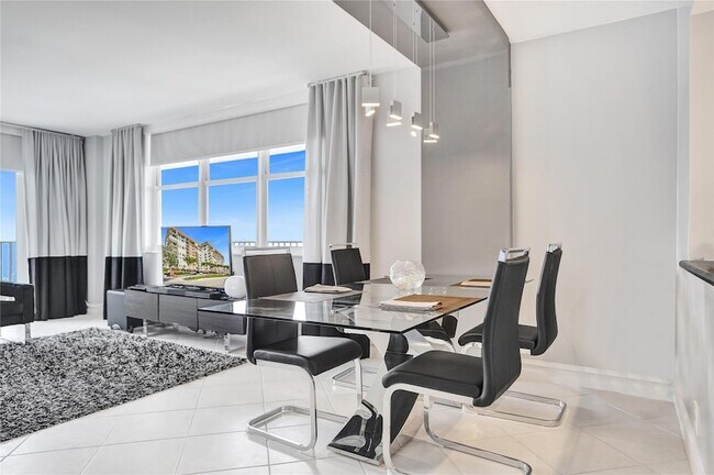 Building Photo - 1150 Hillsboro Mile Unit 1016