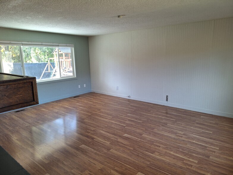 Building Photo - 2437 N Curtis Rd