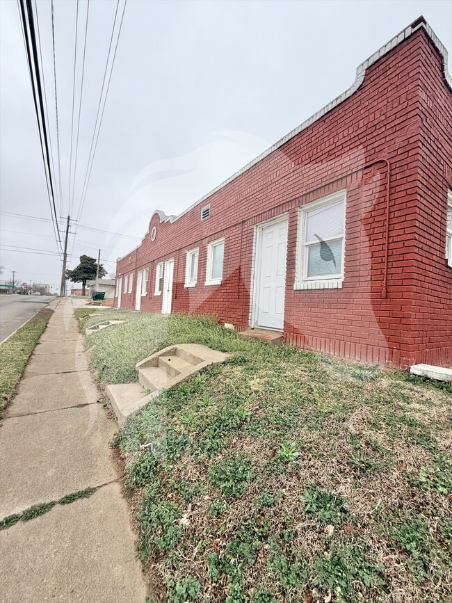 Building Photo - 820 S 6th St