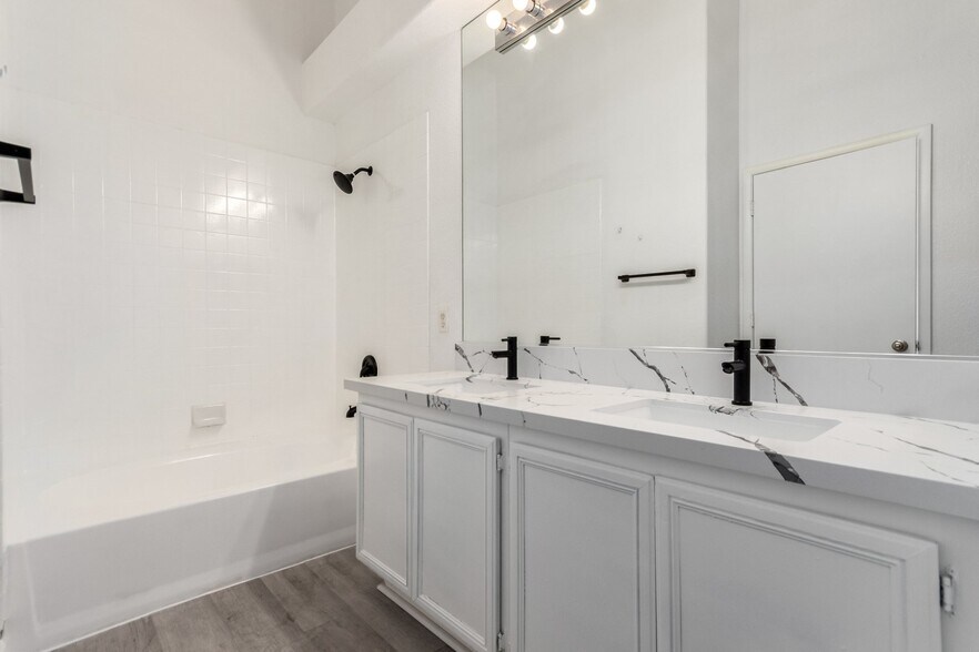 Building Photo - 2110 Los Feliz St