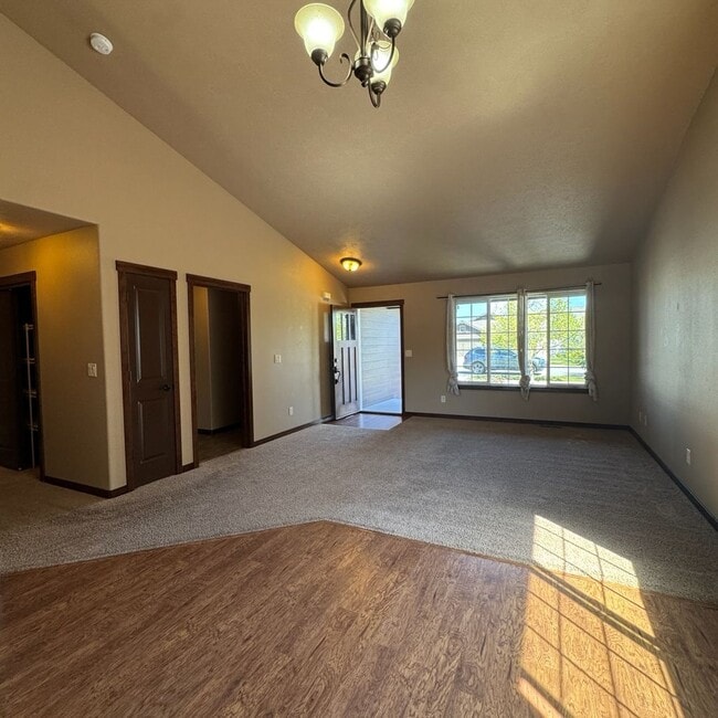 Building Photo - Cute and Cozy 3 Bedroom 2 Bath Rancher