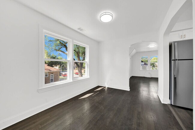 Building Photo - 6645 S Seeley Ave