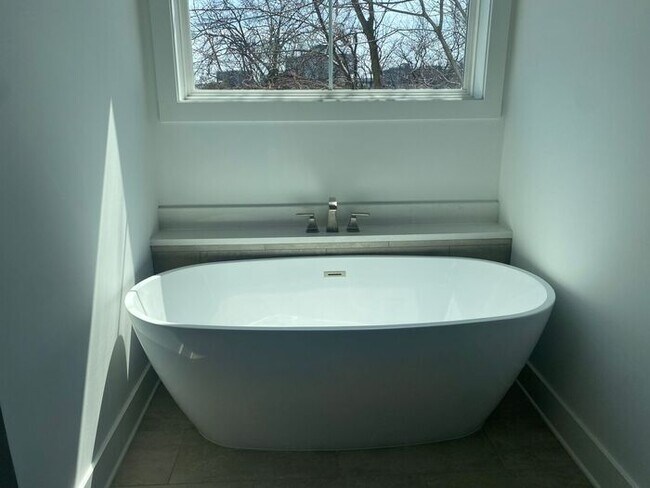 Building Photo - 4 Bed 3 Bath - 4 Min from Downtown - LAWN CARE INCLUDED