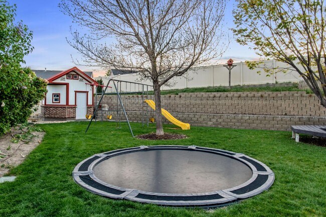 Building Photo - 2521 Apricot Pl