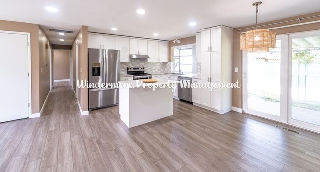 Building Photo - Bright and Charming 3 bed Rambler in Convenient Port Orchard Location