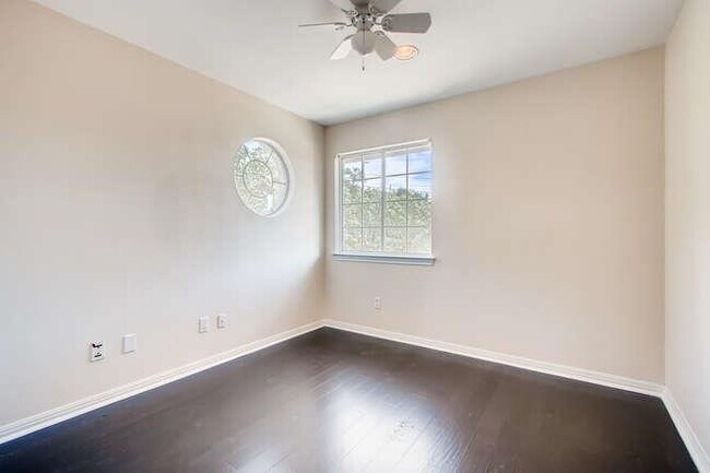 Building Photo - 400 Canyon Rim Dr