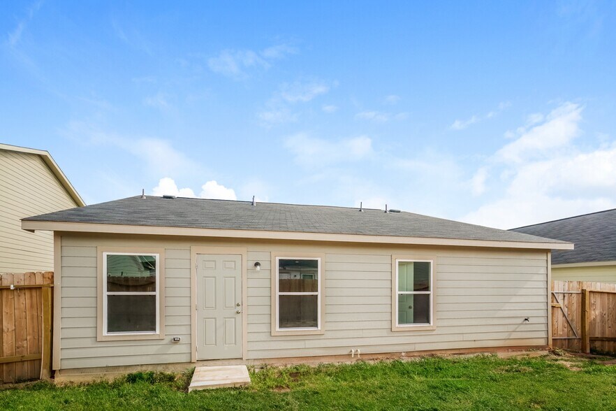 Building Photo - 15774 Del Norte Dr