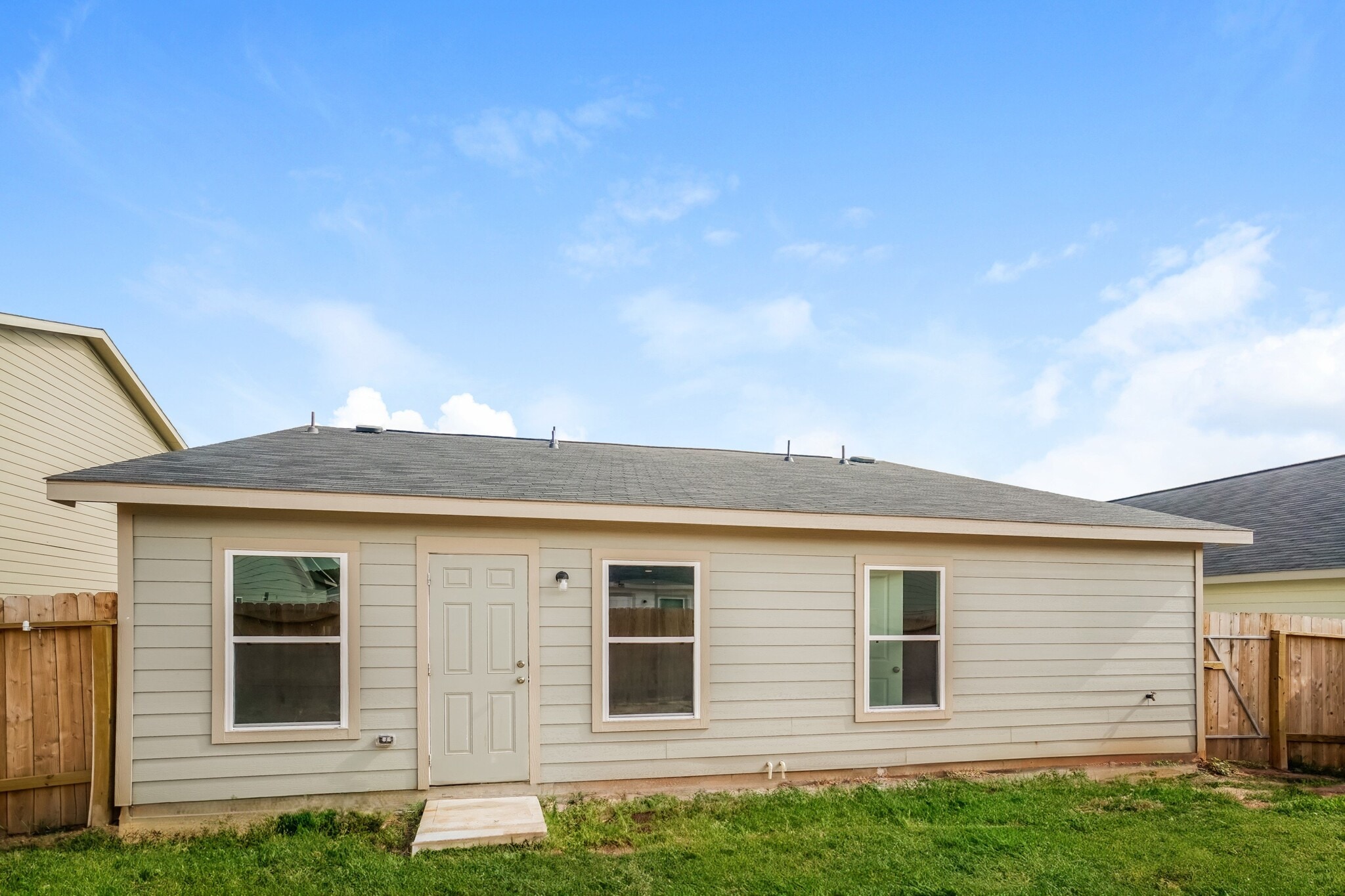 Building Photo - 15629 Del Norte Dr