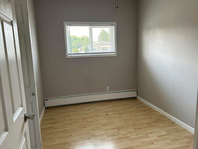 Building Photo - 307 16th St W