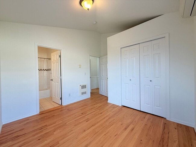 Building Photo - Lovely Ballard Townhome - Exceptional Location! AVAILABLE NOW!