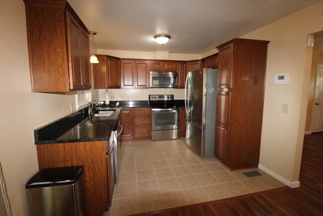 Building Photo - 2413 Hunt Club Rd