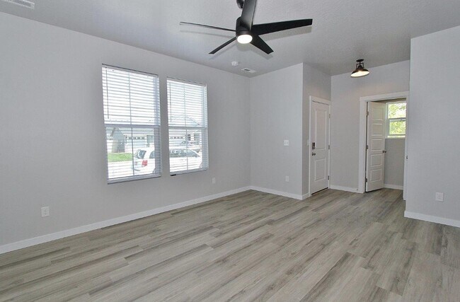 Building Photo - Clean Home in Quiet Neighborhood **$500 Of...