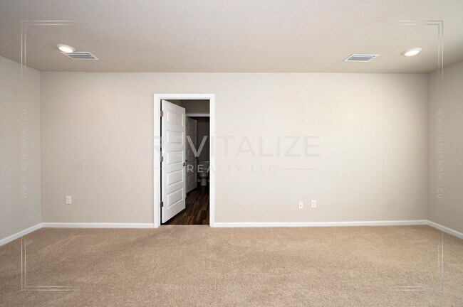 Building Photo - Beautiful 2-Story 5 BD 3 BA House in Spani...