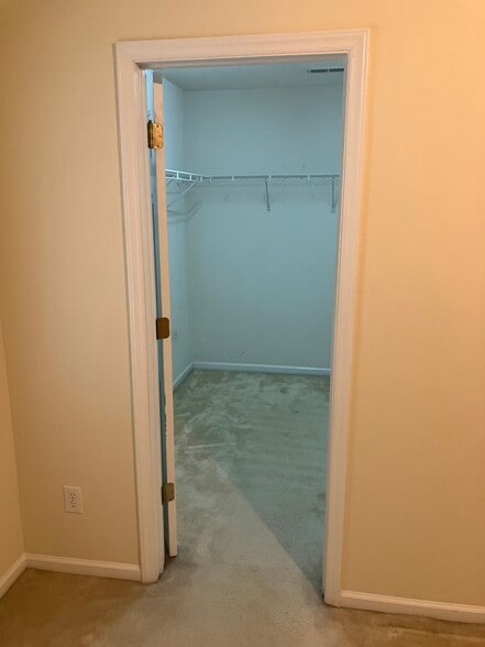Main bedroom walk-in closet - 3202 Pine Pointe St