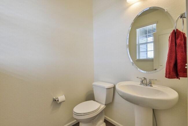 Building Photo - Beautiful 2-Bedroom, 2.5-Bath Townhome in ...