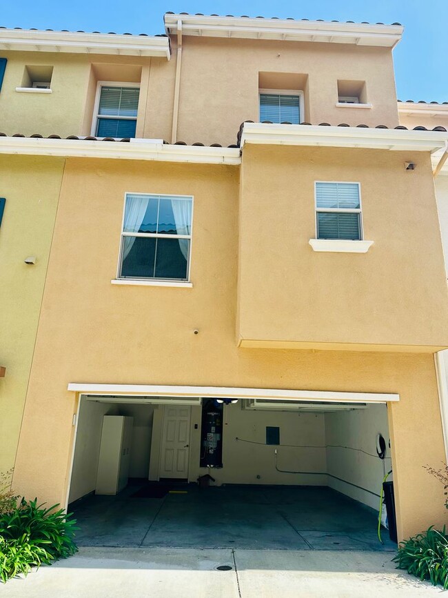 Building Photo - Luxury Tri-Level Townhome 2bd 2.5bth w Bon...