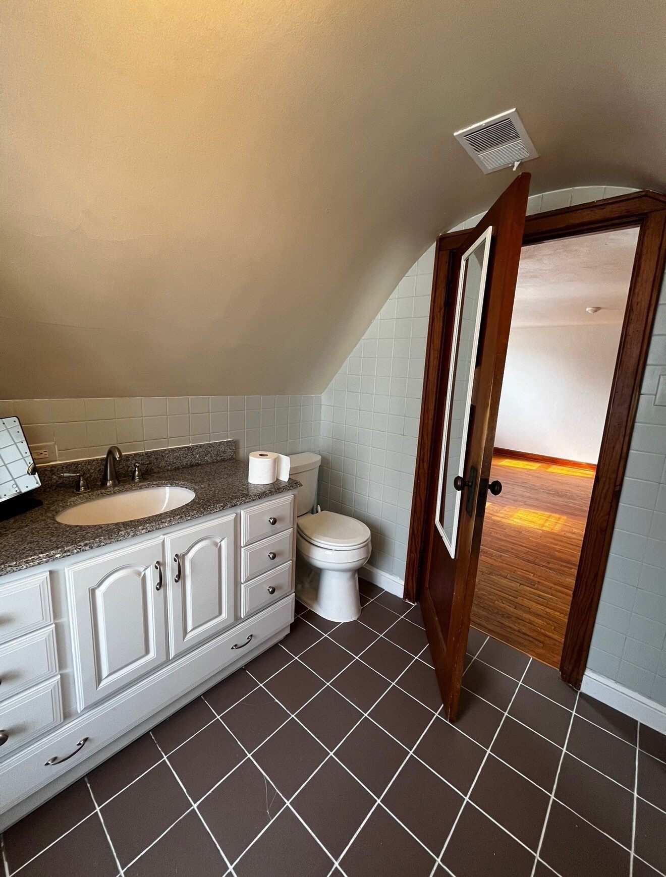 Building Photo - 257 Ledgeview Ave