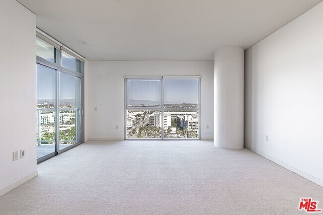 Building Photo - 13650 Marina Pointe Dr