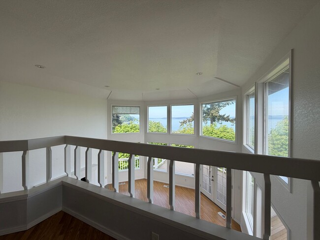 Building Photo - 3695 Sqft. Redondo home near Puget Sound!