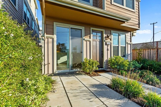 Building Photo - 2 bed 2.5 bath + Bonus Room Newer Construction Home Available Now!