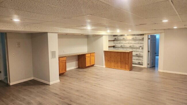 Building Photo - "Charming 3-Bed Oasis with 2.5 Baths on Carrington Court!"