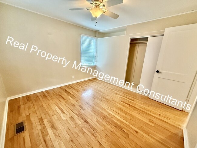 Building Photo - 3-Bedroom Home Near Downtown Overland Park!