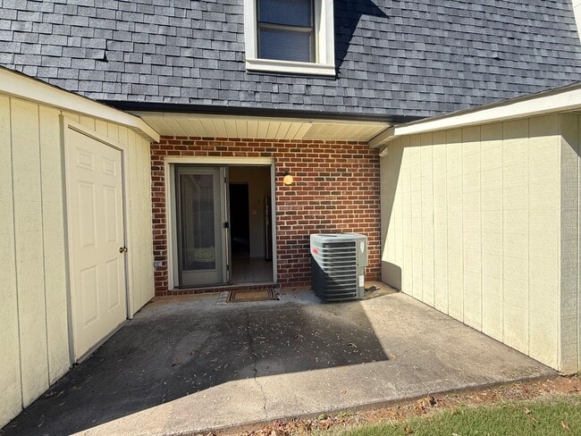 Building Photo - Private 2BD/1.5BA Townhouse in Prime NW Hi...