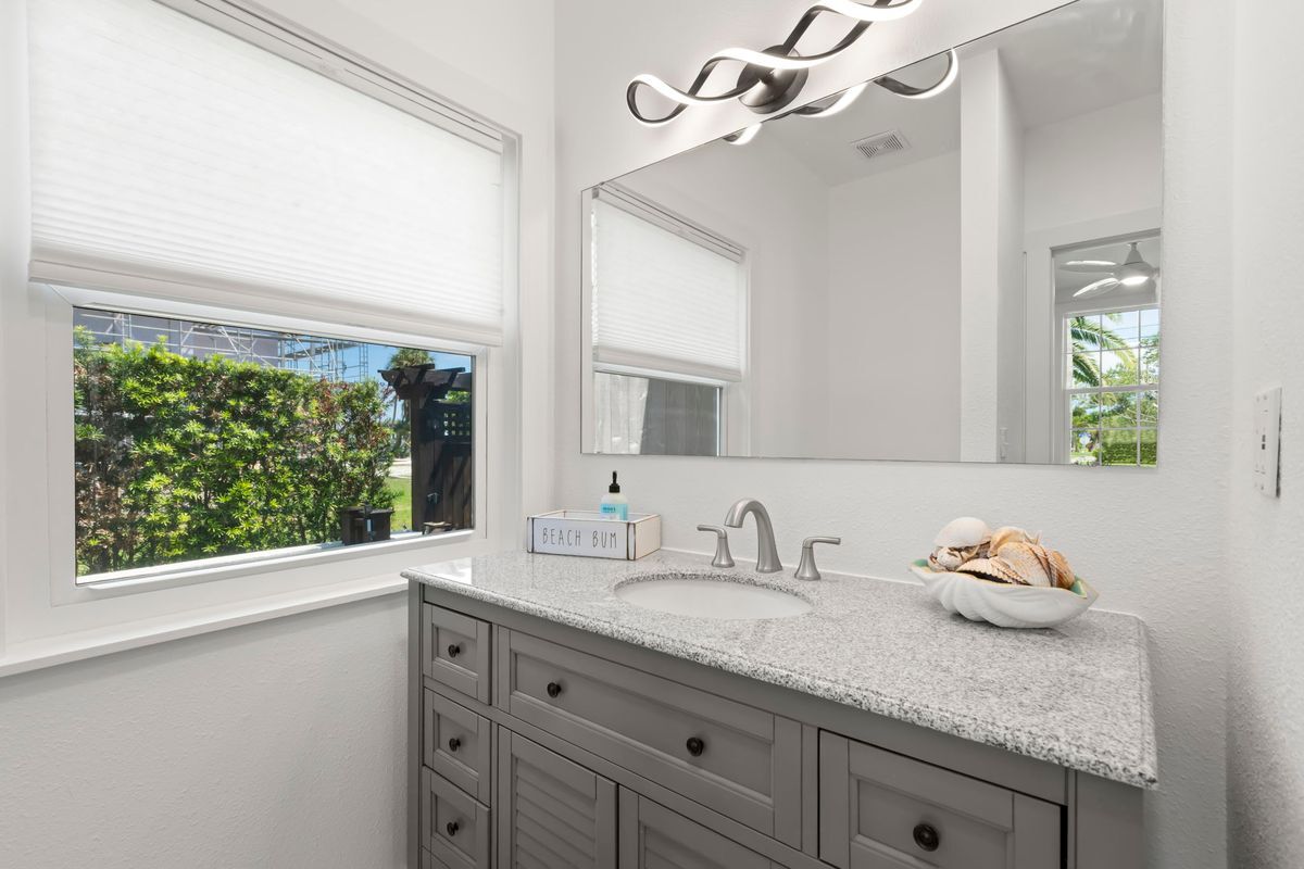 Building Photo - 819 Bay Esplanade