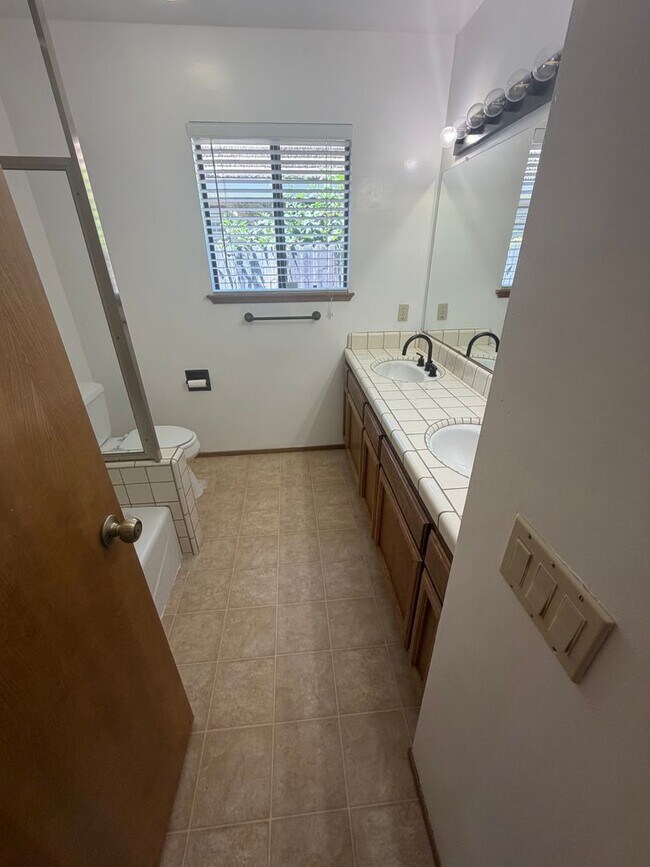 Building Photo - 4 bedroom | 2 bathroom | Gold River home