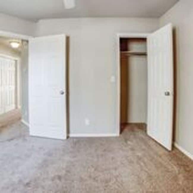 Building Photo - 2 Bedroom + Garage! Available now!