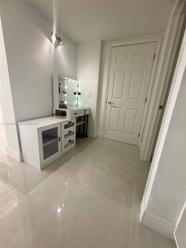 Building Photo - 1000 W Island Blvd