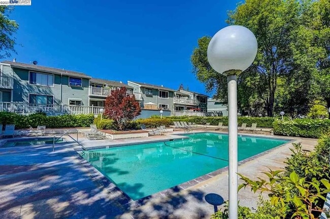 Building Photo - $2990 / 2 BR - GORGEOUS MEADOWBROOK CONDO ...