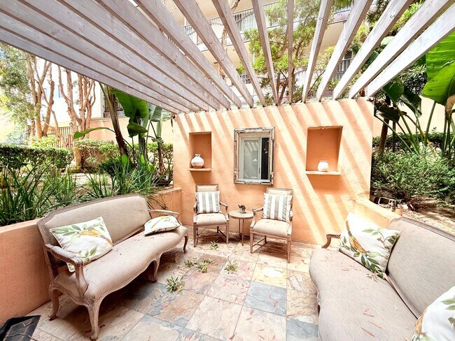 Building Photo - Fantastic 2 Bed 2 Bath Condo Partially Fur...