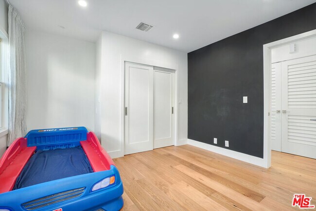 Building Photo - 564 N Arden Blvd