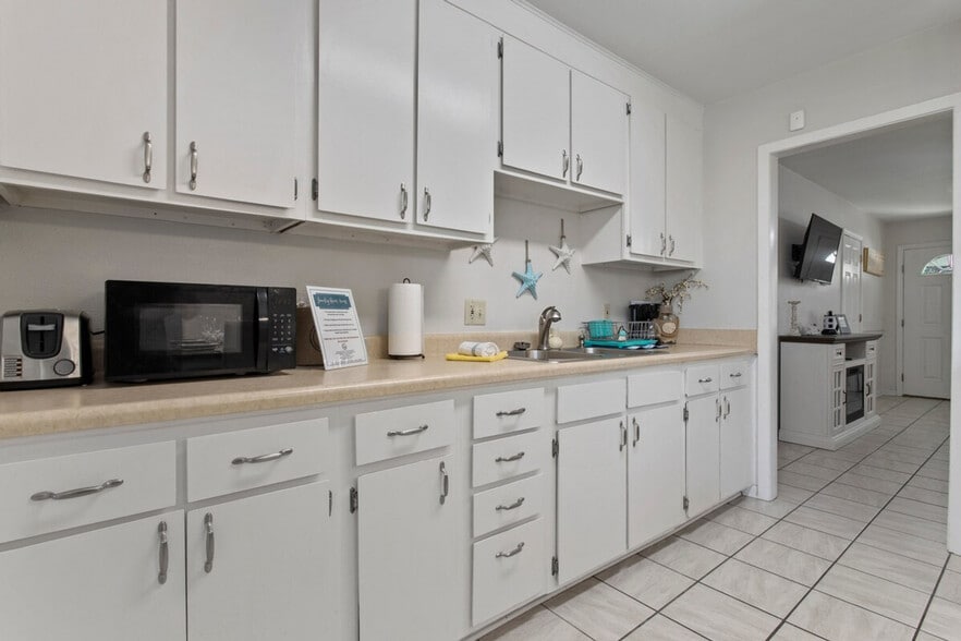 Building Photo - 805 Lewis Ave