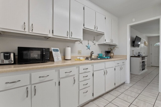 Building Photo - 805 Lewis Ave