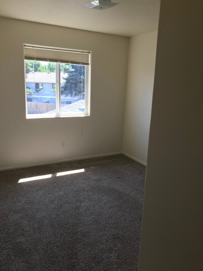 Building Photo - (SAM 15) 3 bedroom and 1.5 Bathroom duplex