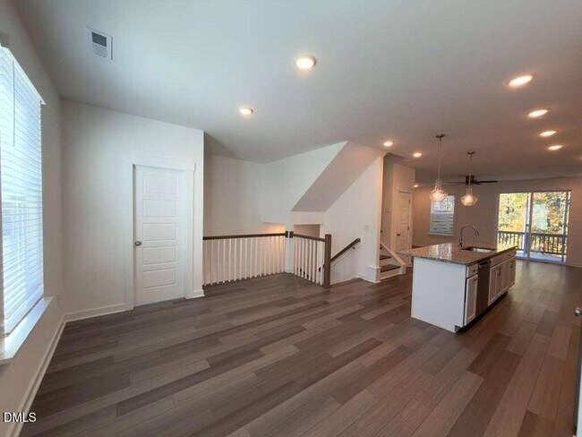 Building Photo - 1802 Stroup St