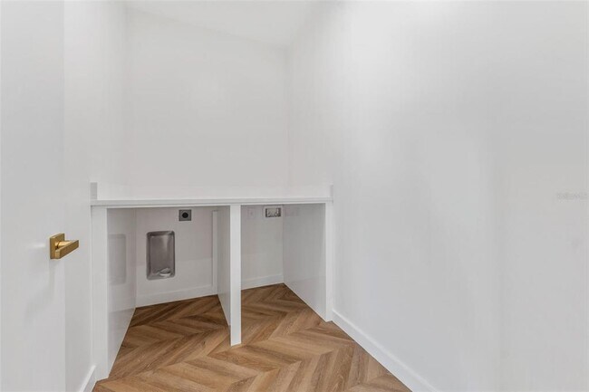 Building Photo - 102 W Adalee St