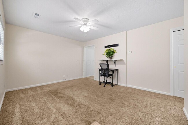 Building Photo - 455 Lakeview Dr