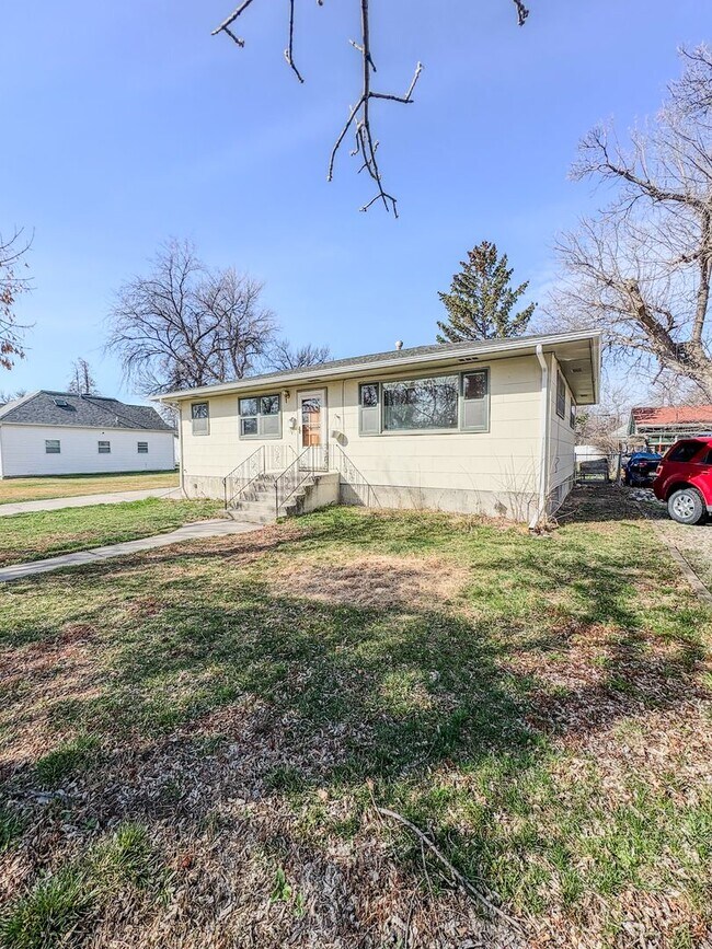 Building Photo - 3 bed 1 bath Laurel Home Available Now!