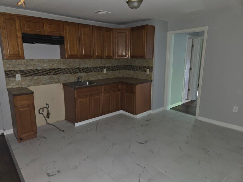 Primary Photo - 167 Seymour Ave
