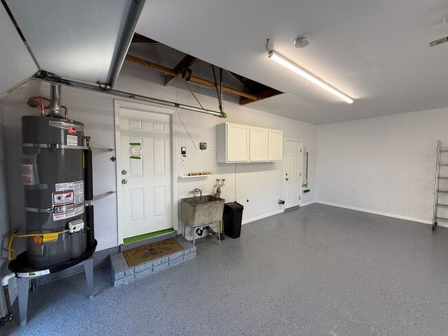 Building Photo - Updated single story home!